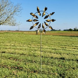 Decoratieve tuinwindmolen van gepatineerd metaal – elegantie en beweging voor uw buitenruimte volledige weergave
