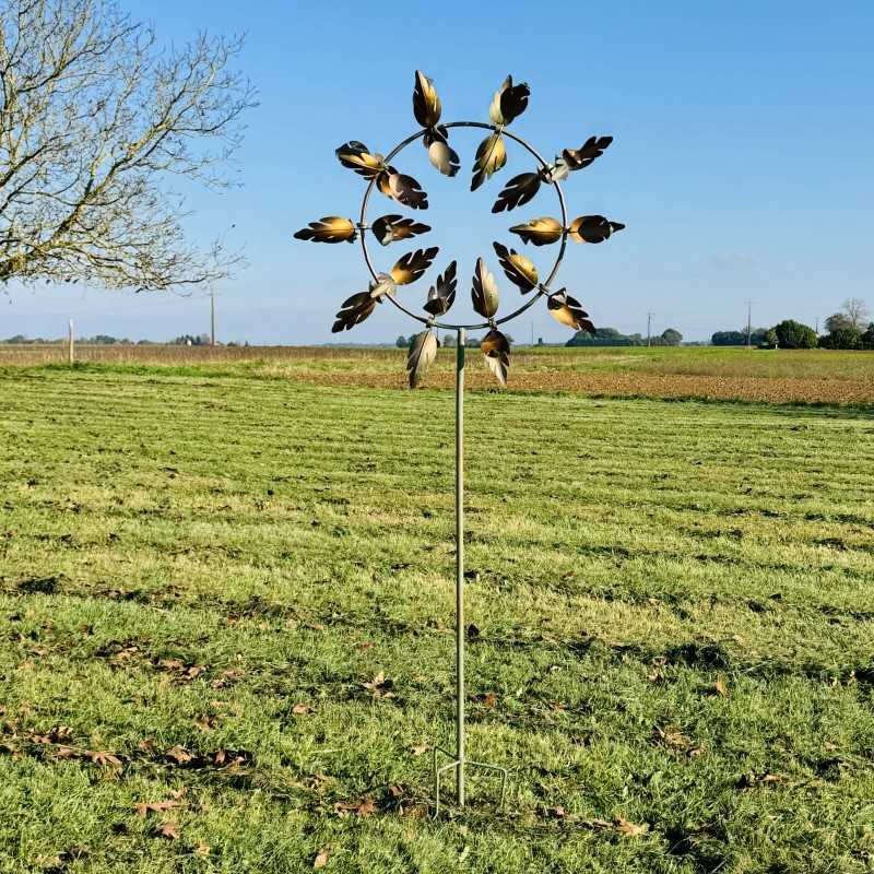 Decoratieve tuinwindmolen van gepatineerd metaal – elegantie en beweging voor uw buitenruimte volledige weergave
