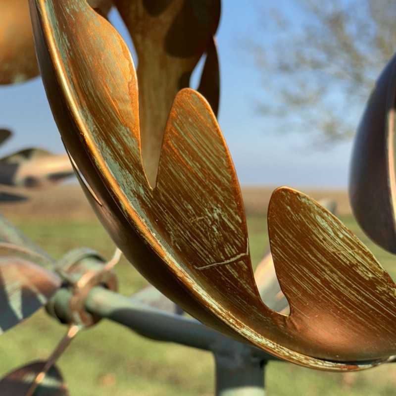 Decoratieve tuinwindmolen van gepatineerd metaal – elegantie en beweging voor uw buitenruimte detail van de patina