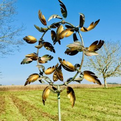 Decoratieve tuinwindmolen van gepatineerd metaal – elegantie en beweging voor uw buitenruimte zijaanzicht