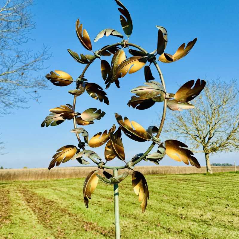 Decoratieve tuinwindmolen van gepatineerd metaal – elegantie en beweging voor uw buitenruimte zijaanzicht