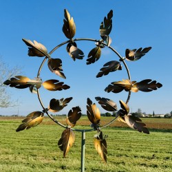 Decoratieve Tuinwindmolen van Patina Metaal – Elegantie en Beweging voor Uw Buitenruimte, vooraanzicht