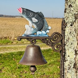 Gietijzeren wandklok gemonteerd op een tuinmuur