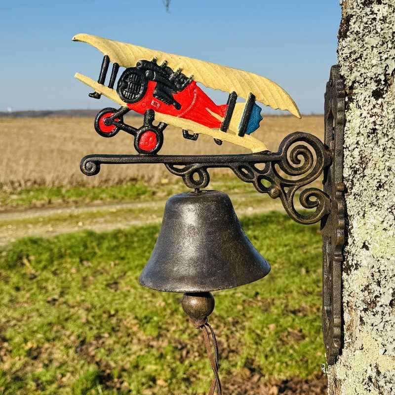 grote bel met vliegtuig van dichtbij