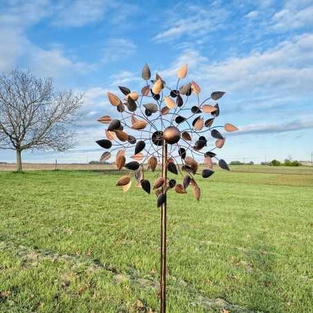 Amboise, decoratieve tuinwindmolen van koperkleurig metaal in een tuin