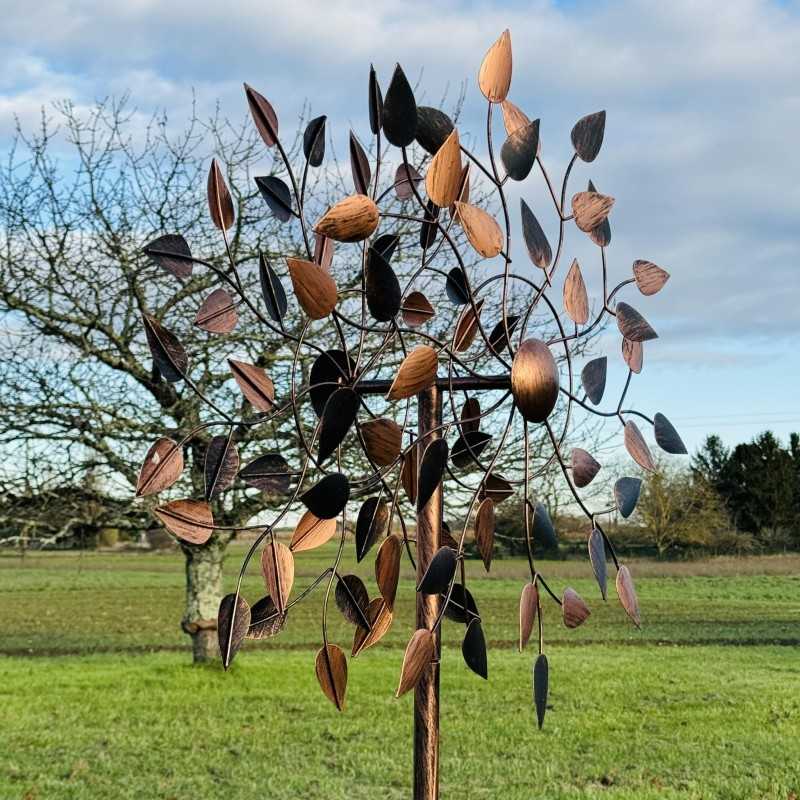 Amboise, decoratieve tuinwindmolen van koperkleurig metaal in een tuin, zijaanzicht