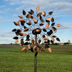 Detail van de koperen bladeren van de decoratieve tuinwindmolen Amboise die meedraait met de wind