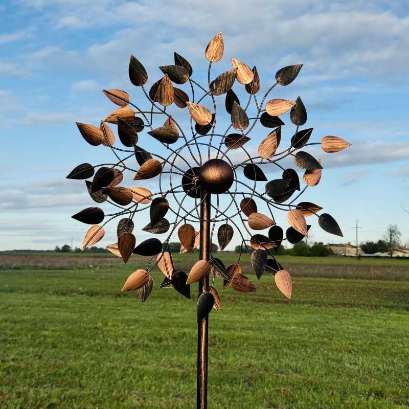 Detail van de koperen bladeren van de decoratieve tuinwindmolen Amboise die meedraait met de wind