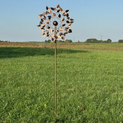 Volledig zicht op de decoratieve tuinwindmolen Amboise, 212 cm hoog, in een landelijke omgeving