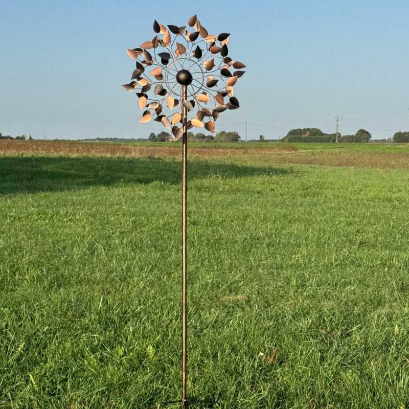 Volledig zicht op de decoratieve tuinwindmolen Amboise, 212 cm hoog, in een landelijke omgeving