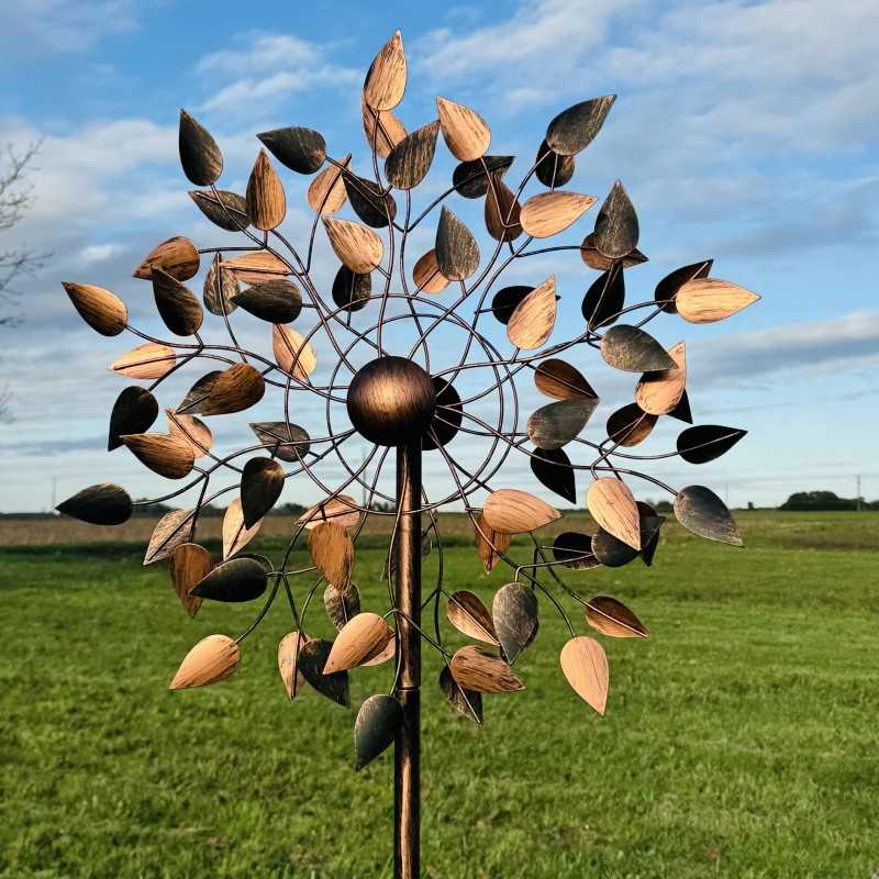 Decoratieve tuinwindmolen Amboise in vol daglicht, die koperkleurige glans vangt
