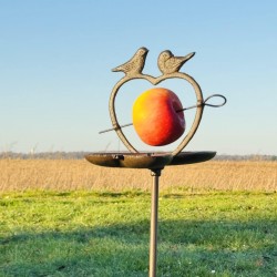 Detail van de kleine decoratieve vogeltjes op het metalen voederhuisje.