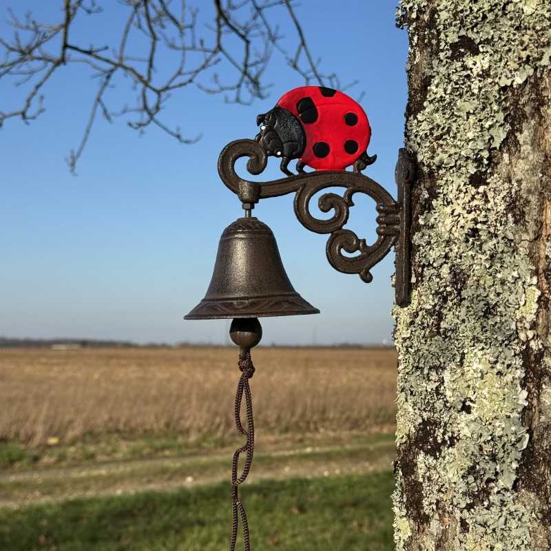 Detail van het rode lieveheersbeestje op de gietijzeren wandbel