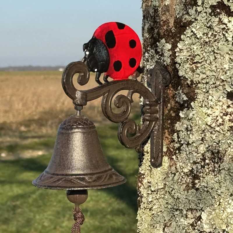 Gietijzeren wandbel met lieveheersbeestje-motief, zijaanzicht