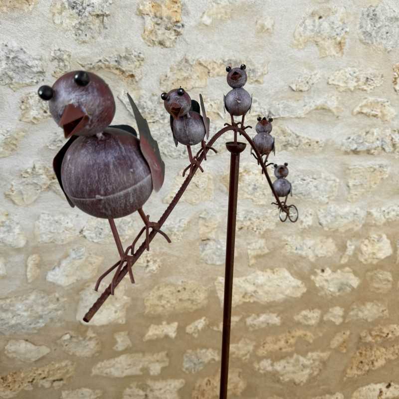 Metalen tuinmobiel met gepatineerde vogels, detail van de vogels