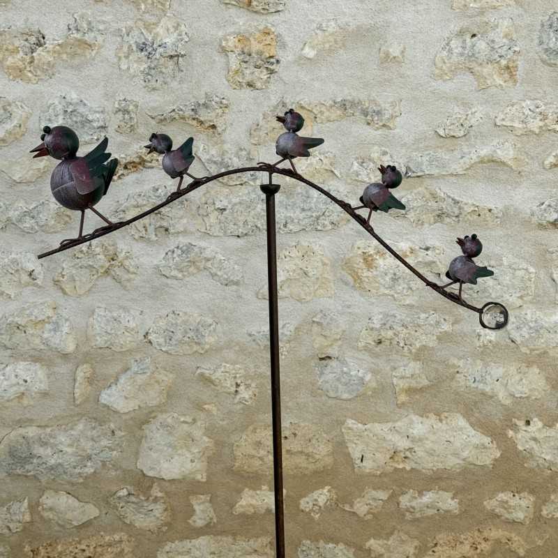 Metalen tuinmobiel met patina (groene & rode tinten) en vogelgezelschap op boog – 158 cm – Lézard du Jardin