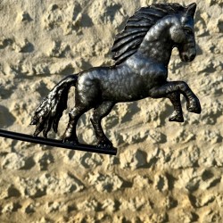 Rvs tuinmobiel opstaande paard, gedetailleerde weergave van het paard