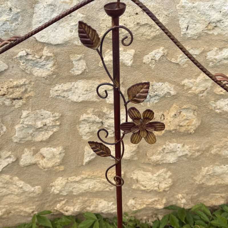 Decoratieve metalen tuinmobiel kippen met gedetailleerde kam