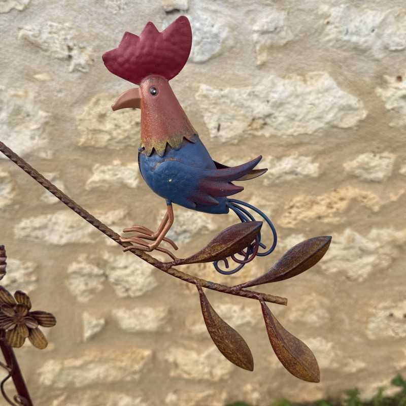 Decoratieve metalen tuinmobiel kippen, zicht op de eerste kip
