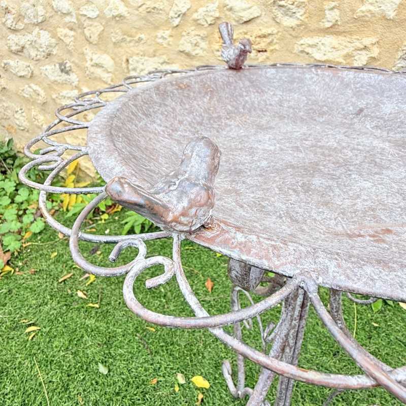 Decoratief vogelbad detail van de patina