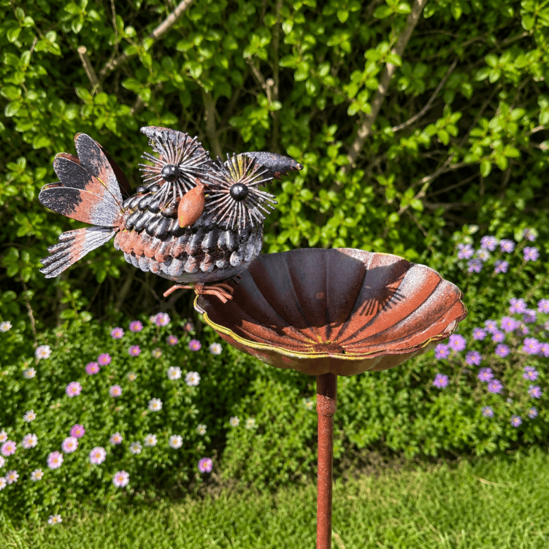 Mangeoire abreuvoir à oiseaux sur pic – Une décoration pleine de vie pour le jardin