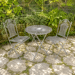 Salon de jardin 2 places en métal patiné brun – Table ronde et chaises pliantes