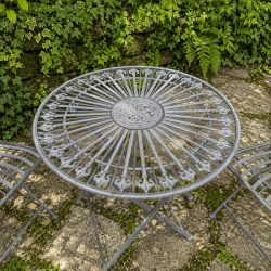 Salon de jardin 2 places en métal patiné brun – Table ronde et chaises pliantes