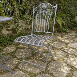Salon de jardin 2 places en métal patiné brun – Table ronde et chaises pliantes