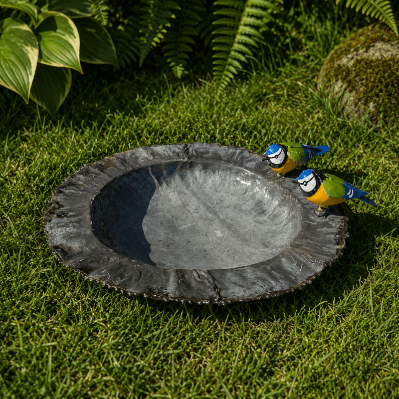 Bain d'oiseaux métal recyclé noir avec deux mésanges colorées