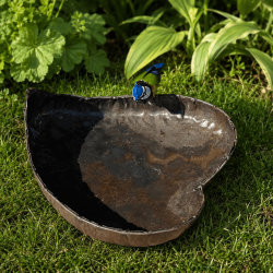 Bain d'oiseaux cœur en métal recyclé avec mésange colorée