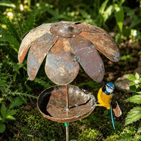 Mangeoire à oiseaux sur pic en métal recyclé avec fleur et mésange