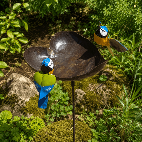 Mangeoire abreuvoir cœur à oiseaux sur pic en métal recyclé avec mésanges