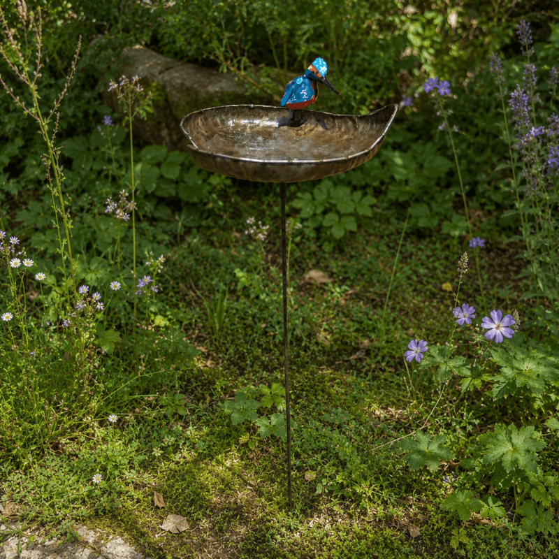 Baignoire à oiseaux en métal recyclé en forme de cœur avec martin-pêcheur – H 103 x L 31 cm