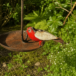 Mangeoire à suspendre en métal recyclé avec oiseau rouge décoratif