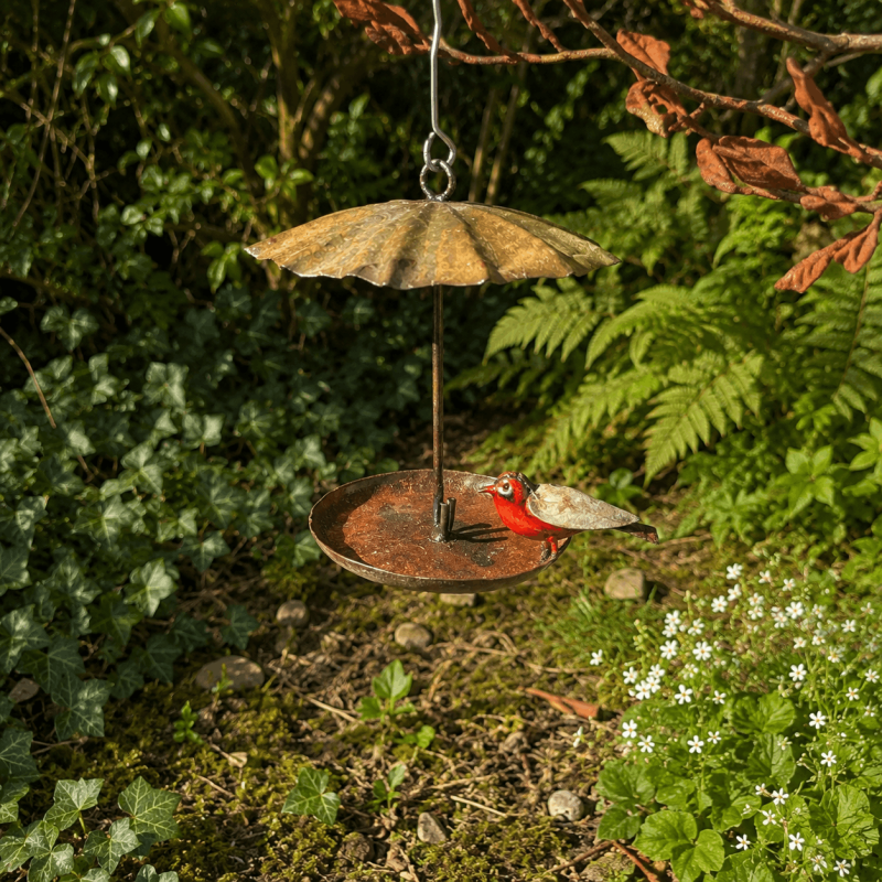 Mangeoire à suspendre en métal recyclé avec oiseau rouge décoratif
